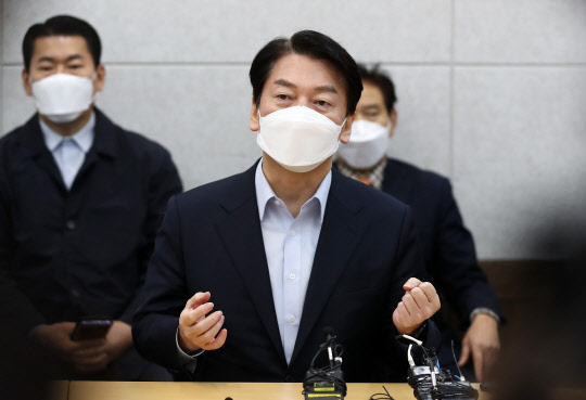 11일 안철수 국민의당 대선후보가 대전시 유성구 어은동 카이스트를 방문해 원자력 및 양자공학과 관계자와 대화하고 있다. 연합뉴스.